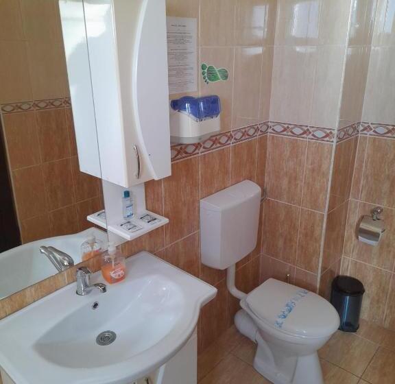 تختخواب و صبحانه Pensiunea Crown Royal