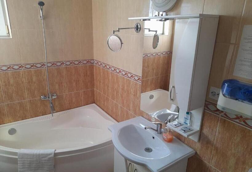 تختخواب و صبحانه Pensiunea Crown Royal