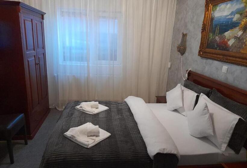 تختخواب و صبحانه Pensiunea Crown Royal