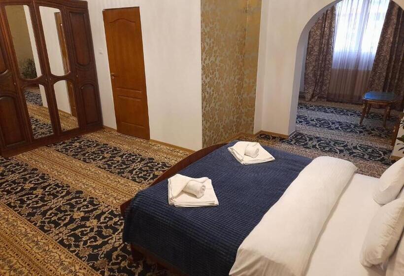 تختخواب و صبحانه Pensiunea Crown Royal