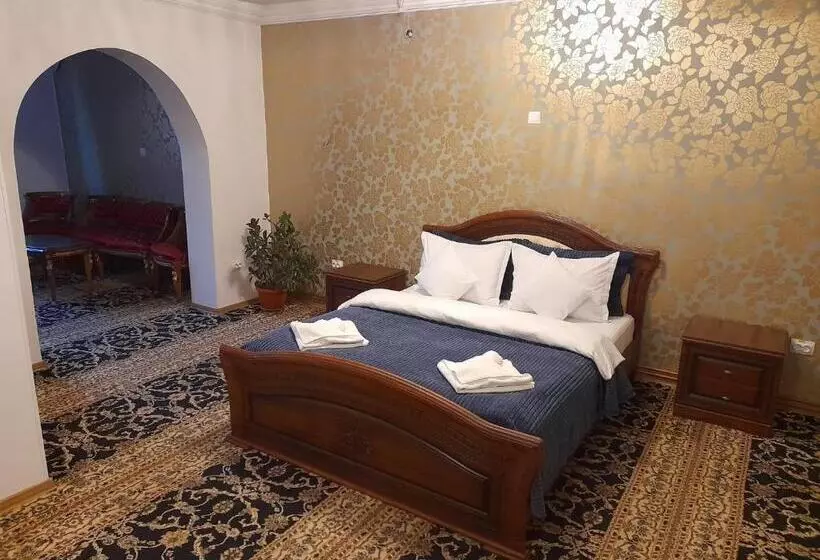 ベッドアンドブレックファースト Pensiunea Crown Royal