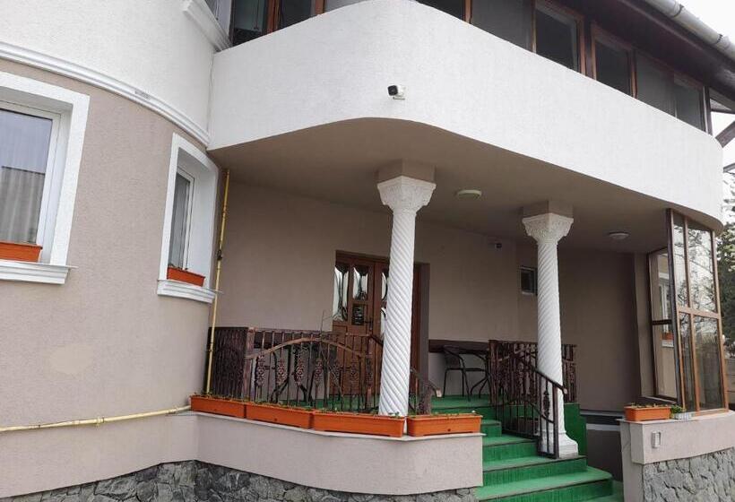 تختخواب و صبحانه Pensiunea Crown Royal