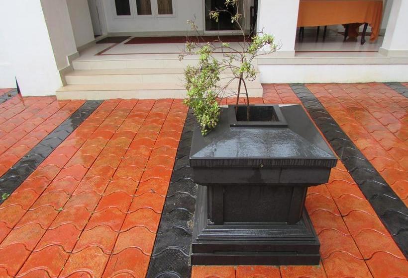 민박 The Malabar Beach Resort