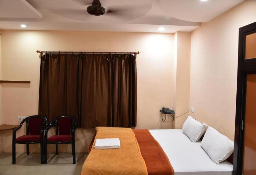 فندق Sarweshwary