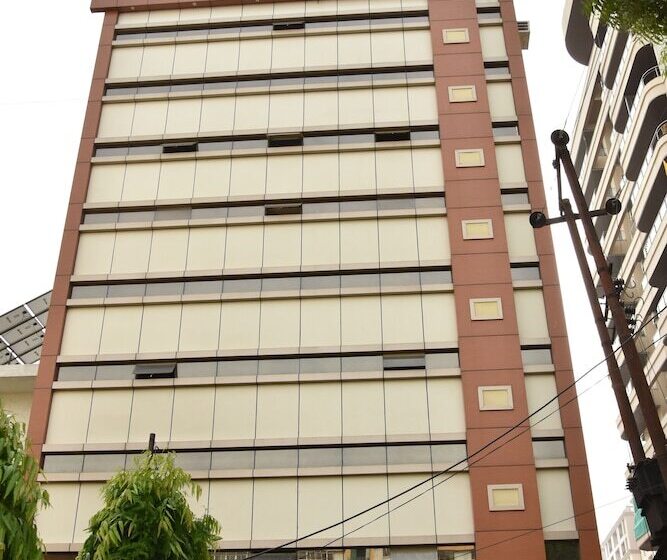 فندق Sarweshwary