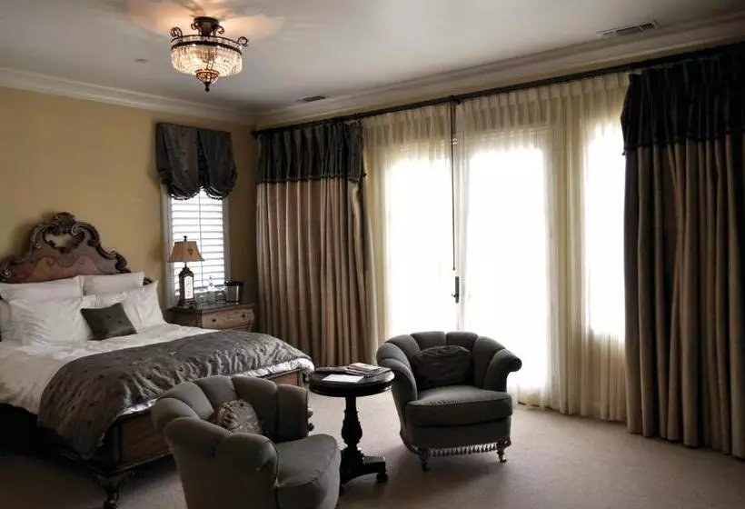 تختخواب و صبحانه The Villa At Arden Hills