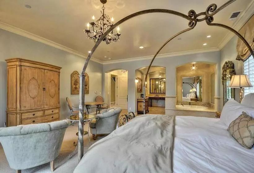 تختخواب و صبحانه The Villa At Arden Hills