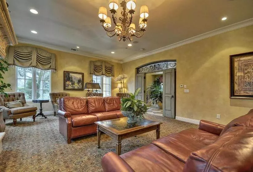 تختخواب و صبحانه The Villa At Arden Hills