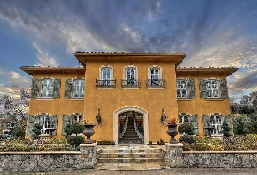 تختخواب و صبحانه The Villa At Arden Hills