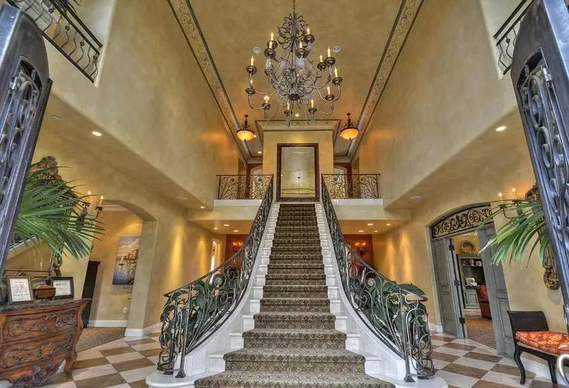 تختخواب و صبحانه The Villa At Arden Hills