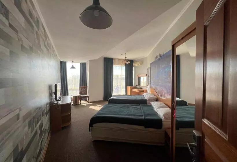 هتل Three Dolphins