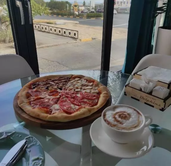 هتل Three Dolphins