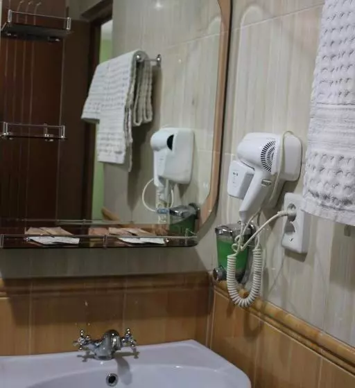 هتل Three Dolphins