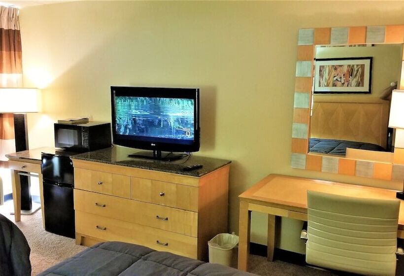 فندق على الطريق Madison Inn And Suites