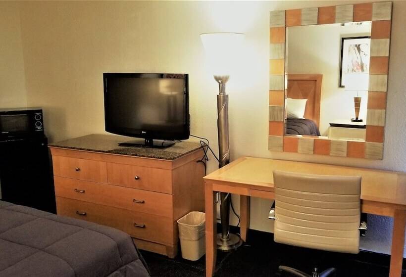 فندق على الطريق Madison Inn And Suites