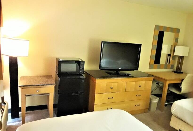 فندق على الطريق Madison Inn And Suites