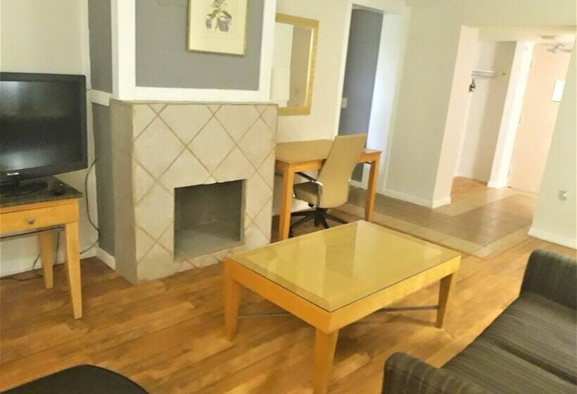 فندق على الطريق Madison Inn And Suites