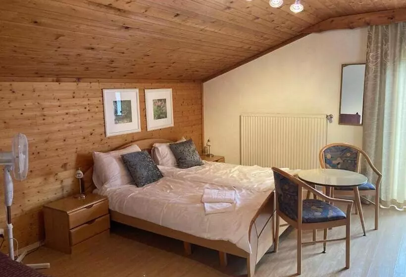Hotelli B&b Pension Karlsdorfer Hof