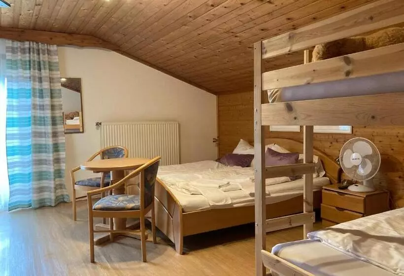 Hotelli B&b Pension Karlsdorfer Hof