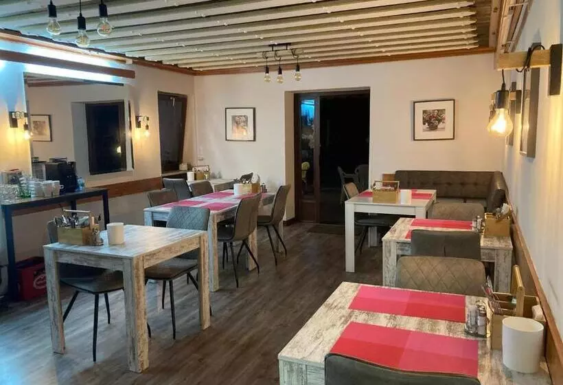 Hotelli B&b Pension Karlsdorfer Hof