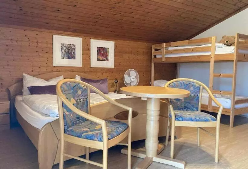 Hotelli B&b Pension Karlsdorfer Hof