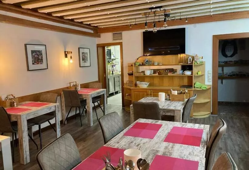 Hotelli B&b Pension Karlsdorfer Hof