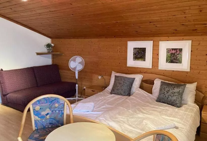 Hotelli B&b Pension Karlsdorfer Hof