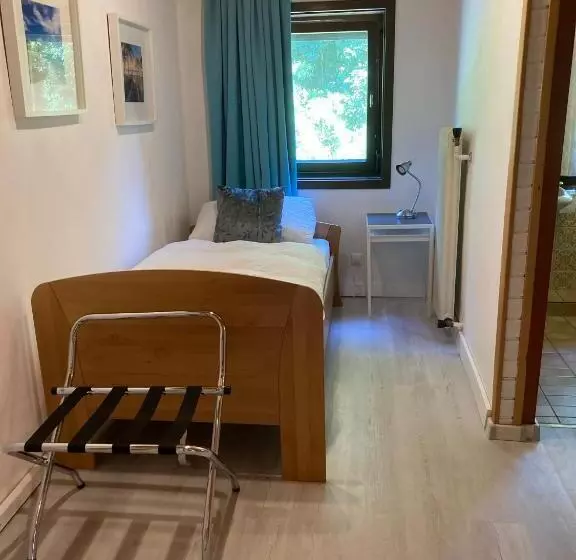 Hotelli B&b Pension Karlsdorfer Hof