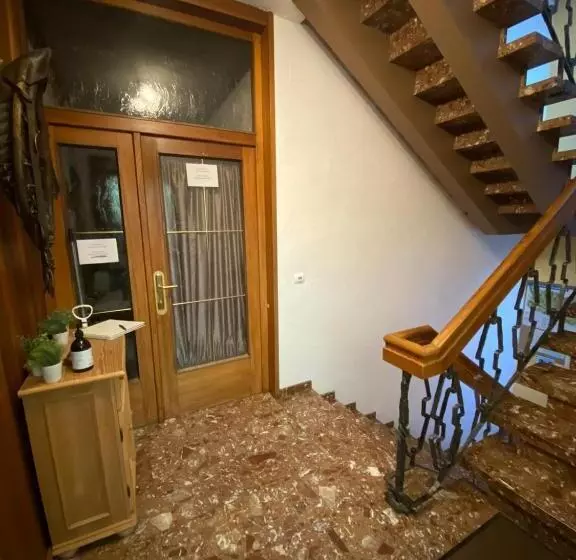 Hotelli B&b Pension Karlsdorfer Hof
