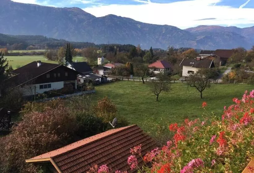 Hotelli B&b Pension Karlsdorfer Hof