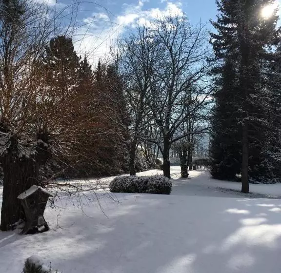 Hotelli B&b Pension Karlsdorfer Hof