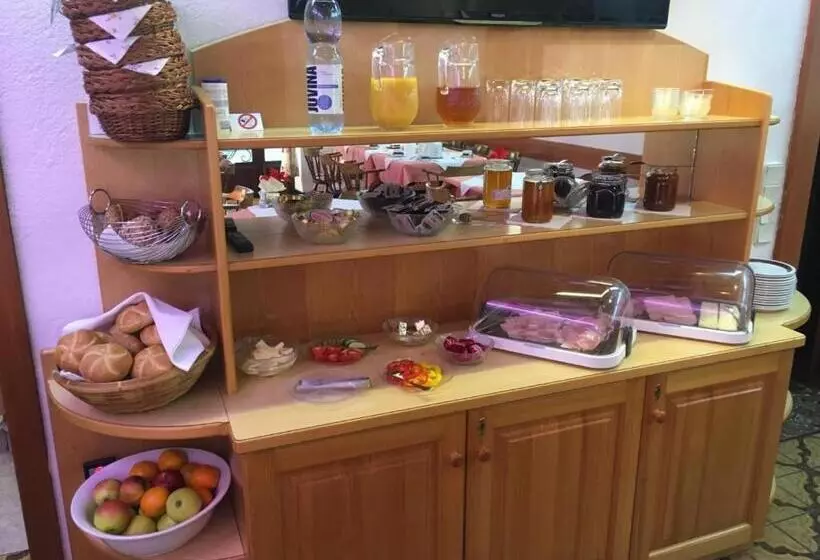 Hotelli B&b Pension Karlsdorfer Hof