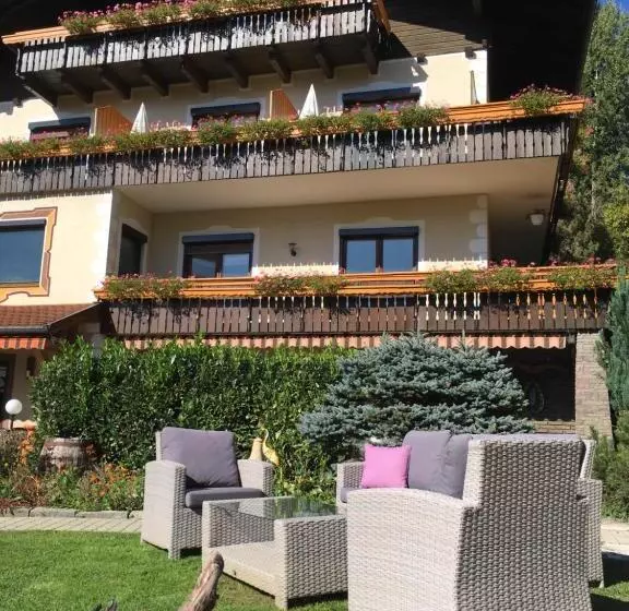 Hotelli B&b Pension Karlsdorfer Hof
