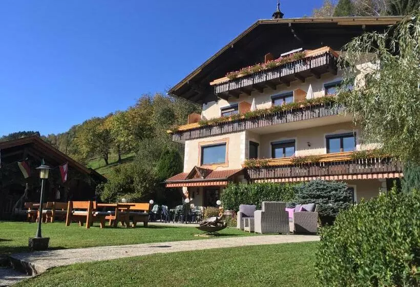 Hotelli B&b Pension Karlsdorfer Hof