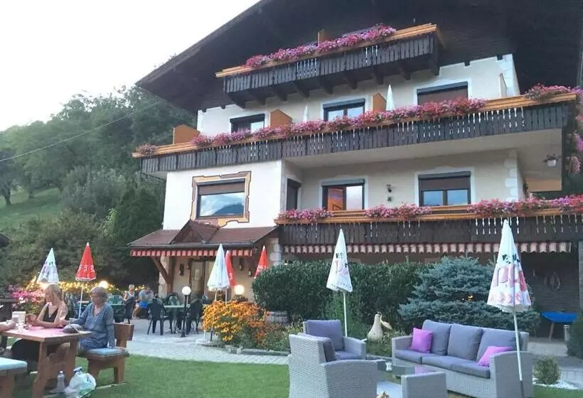 Hotelli B&b Pension Karlsdorfer Hof