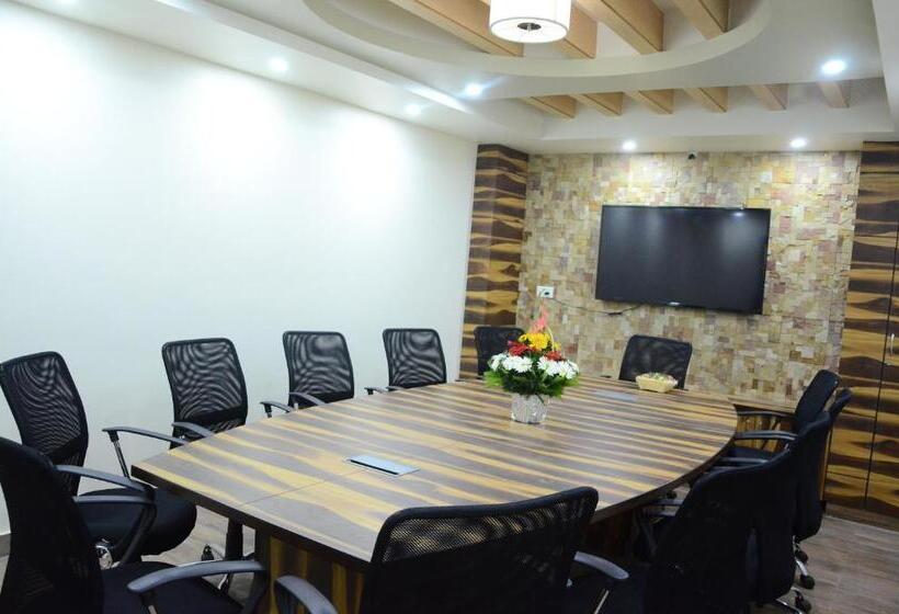 Отель Jai Maata Grandeur