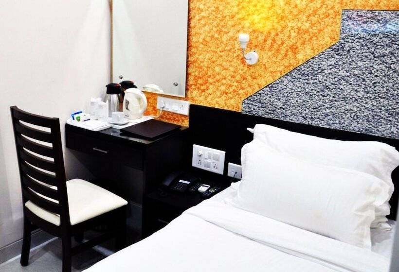 호텔 Savera A Business Luxury