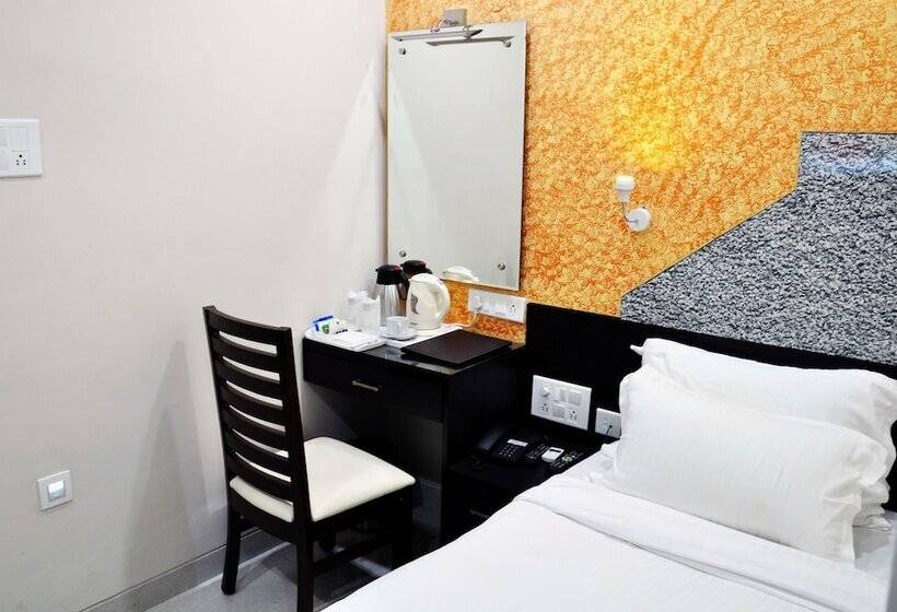 호텔 Savera A Business Luxury