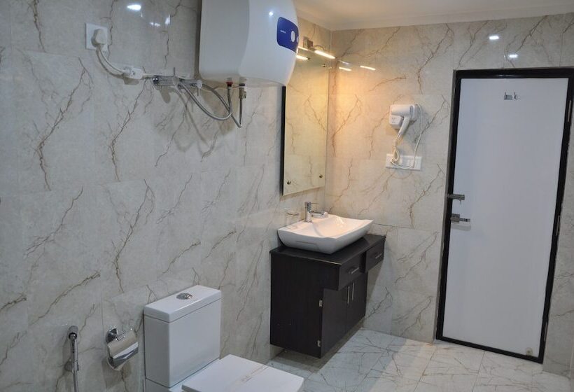 호텔 Savera A Business Luxury