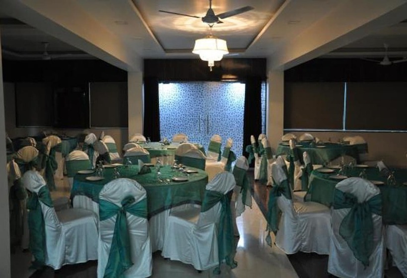 호텔 Savera A Business Luxury