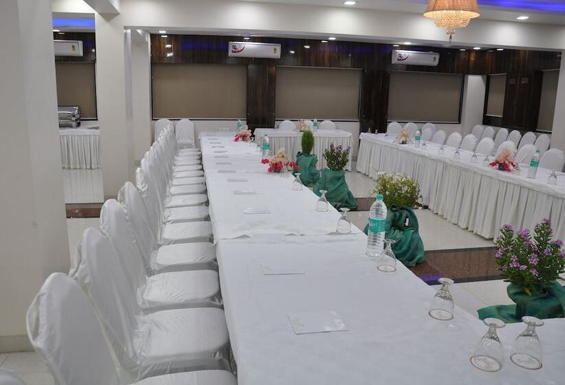 호텔 Savera A Business Luxury