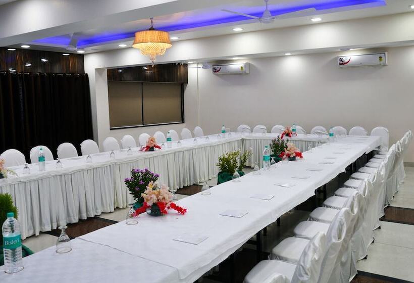 호텔 Savera A Business Luxury