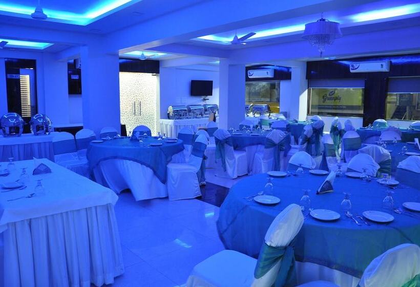 호텔 Savera A Business Luxury