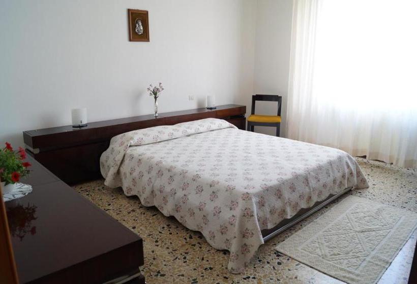 تختخواب و صبحانه Il Melograno