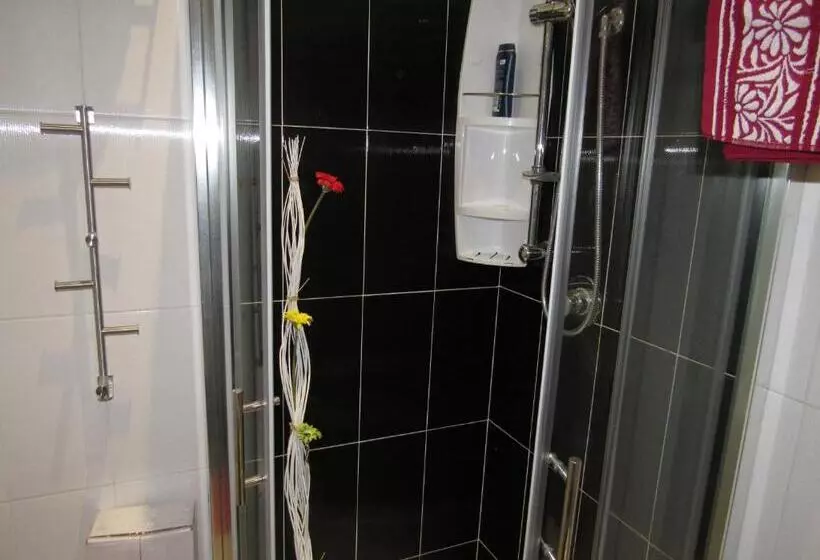 تختخواب و صبحانه La Voce Del Violino