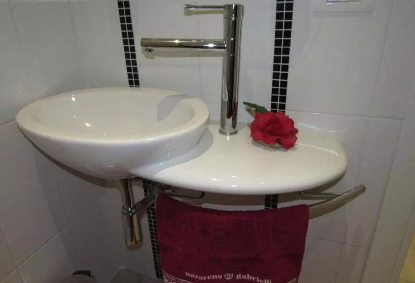 تختخواب و صبحانه La Voce Del Violino