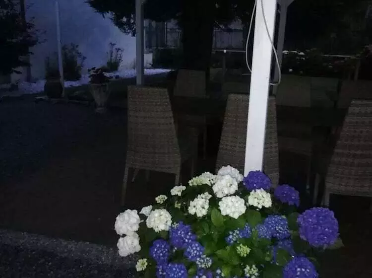 Aamiaismajoitus (B&B) Villa Ceirano