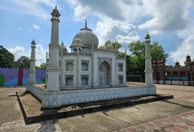 Uva Meridian Bay Resort & Spa