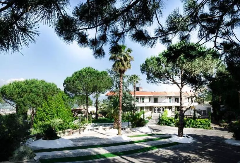 Hotelli La Baita Del Re Resort