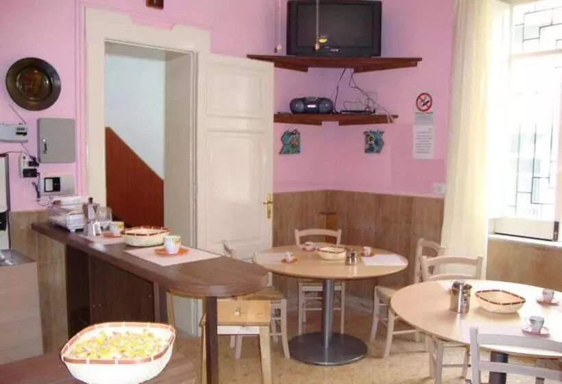 تختخواب و صبحانه La Maison Des Livres